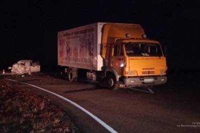 В Волгоградской области в аварии с грузовиком погиб водитель иномарки