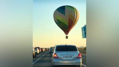 Низколетящий воздушный шар над Солотчинским мостом попал на видео