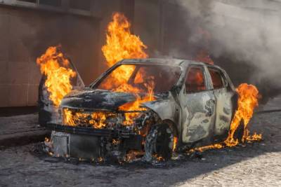 Українці почали спалювати свої автомобілі — що відбувається