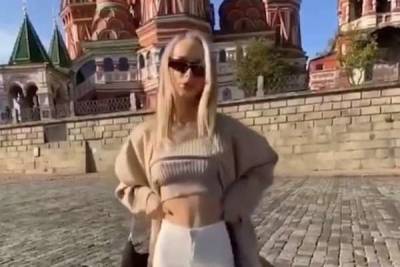 МВД проверит видео блогерши, которая оголила грудь у храма Василия Блаженного