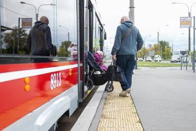 В Екатеринбурге мужчина помочился на девочку в трамвае (видео)