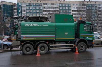 Из-за проливного дождя в Петербурге с Парашютной воду выкачивали насосной станцией