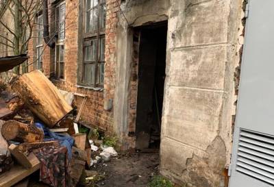 Причины гибели двух человек на пожаре в Тверской области выясняют следователи