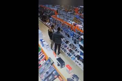 Камеры засняли момент кражи в рязанском магазине