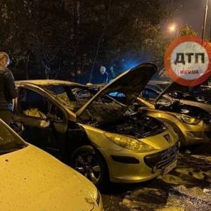 В Киеве за ночь сгорели четыре авто. Фото