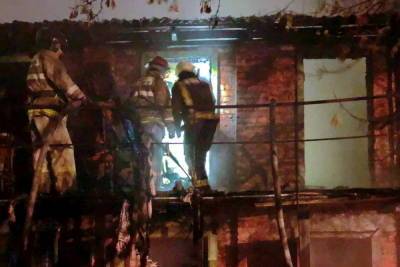 В центре Смоленска горели 7 сараев под одной крышей на улице Исаковского