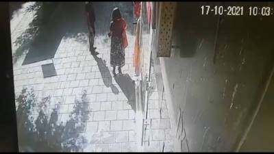 Ограбление под видеокамерами: 70-летнюю женщину жестоко ограбили в центре Тель-Авива