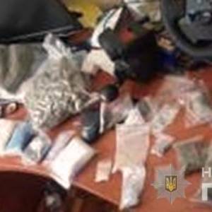 В Запорожье изъяли у двух наркосбытчиков наркотики и психотропы на сумму более 240 тыс. гривен. Фото