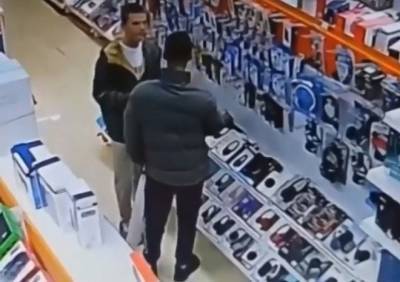 Камеры зафиксировали момент кражи в рязанском магазине
