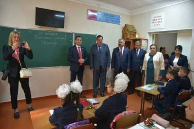 Таджикские гимназисты получили в дар книги от российских школьников