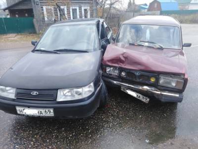 В Тверской области пожилой водитель получил травмы в спровоцированном им ДТП