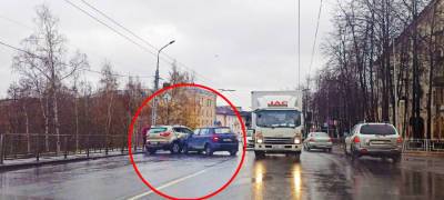 Легковушка протаранила кроссовер в центре Петрозаводска (ФОТО и ВИДЕО)