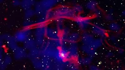Выбросы черной дыры разлетелись между галактиками