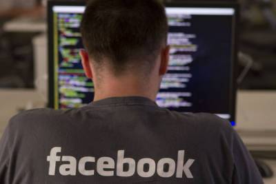 Facebook сделает малозаметными все посты пользователей, нарушающих правила соцсети