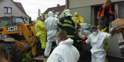 Спасателям пришлось ломать стены, чтобы вынести 300-килограммовую женщину из дома