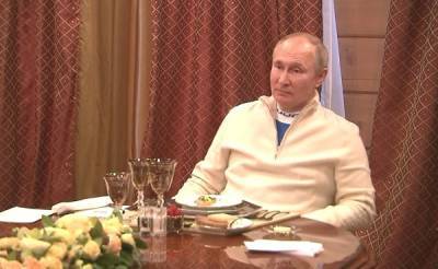 Путин пока не будет проводить очные встречи - Кремль