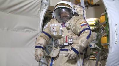 Появилось видео подготовки российского космонавта к высадке на Луну