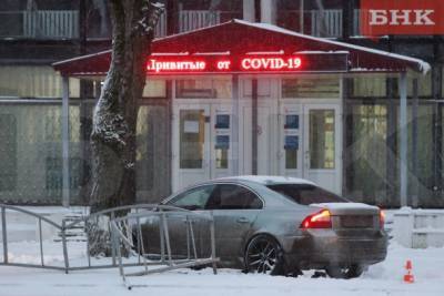 В Сыктывкаре водитель снес ограждение возле станции переливания крови