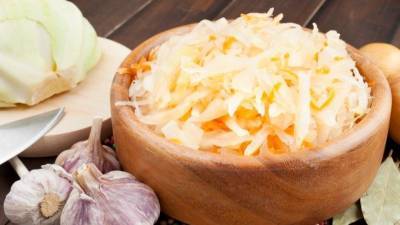 Капустный салат с яблоком и орехами: вкусный рецепт от Василия Емельяненко