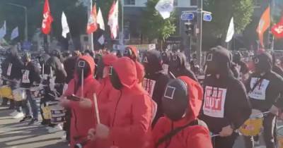 В Южной Корее протестующие оделись как персонажи "Игры в кальмара"