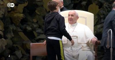 10-летний мальчик прервал аудиенцию папы Римского, чтобы выпросить у понтифика его шапку (видео)