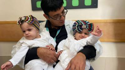 После уникальной операции: разделенных сиамских близнецов выписали из больницы "Сорока" - видео