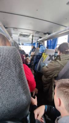 Украинцы ездят в маршрутках на коленях, прячась от карантинных проверок копов
