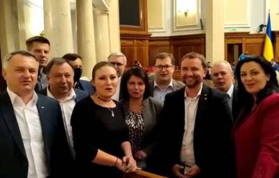 Украинские депутаты спели в зале Рады песню о Бандере