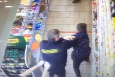Появилось видео избиения ребенка в супермаркете Новосибирска