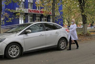 Игорь Артамонов передал служебные авто медикам