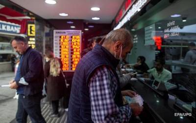 Турецкая лира рекордно упала после решения центробанка