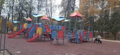 Новые игровые комплексы установили на детской площадке на улице Штеменко