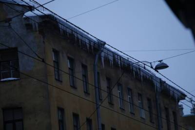 В Жилищном комитете рассказали, как этой зимой защитят петербургские крыши от сосулек и наледи