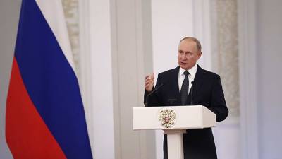 Путин призвал не ставить «на одну доску» коммунистов и нацистов