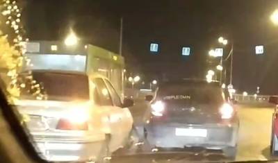 В центре Тюмени на мосту Стрела шесть машин попали в ДТП из-за гололёда