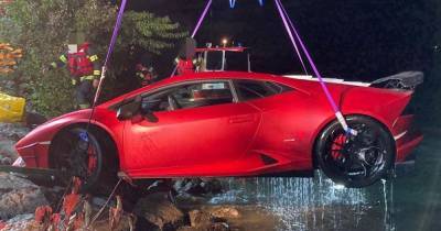 Перепутал педали: эксклюзивный суперкар Lamborghini случайно утопили в озере (фото)