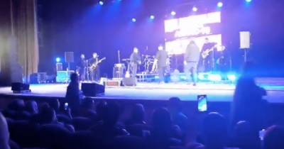 Сергей Михалок ударил зрителя на сцене во время концерта (видео)