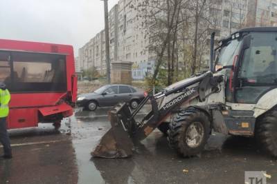 В Казани на Фучика столкнулись автобус и трактор