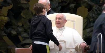 10-летний мальчик прервал аудиенцию папы Римского, чтобы выпросить у понтифика его шапку