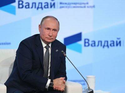 Путин пообещал "еще раз посмотреть размытые критерии" в законе об "иноагентах"