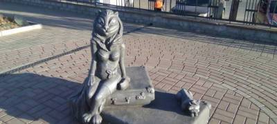Скульптуру кошки с «женской грудью» демонтировали из-за жалоб людей