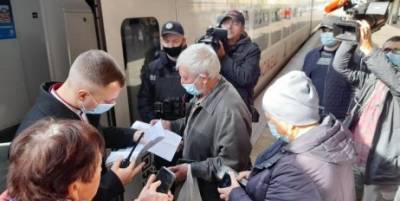 Перший день COVID-обмежень у поїздах: як перевіряють пасажирів на вокзалі в Києві (фоторепортаж) - «Происшествия»