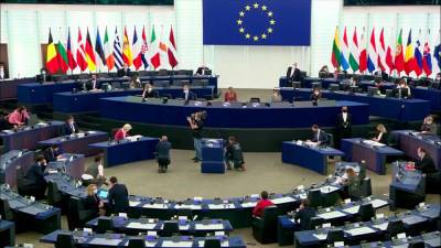 ​Глава ведущей фракции Европарламента предупредил о возможном выходе Польши из ЕС