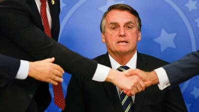 Правительство Бразилии начали покидать министры и их заместители
