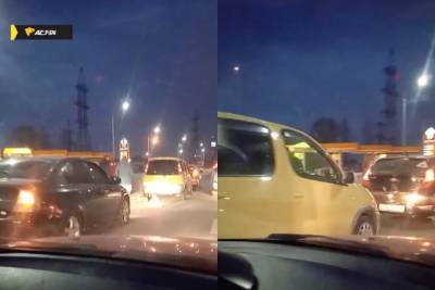 В Новосибирске «паровозик» из трёх легковушек с утра затруднил движение на Большой улице