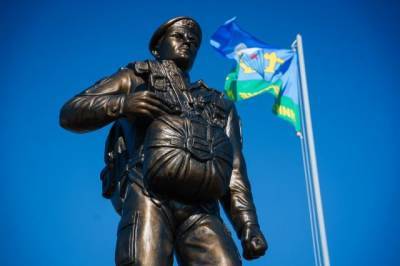 В кузбасском городе открыли памятник воинам-десантникам