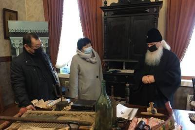 В Улан-Удэ митрополит подарил этномузею старинные предметы быта