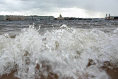 В Петербург со штормом и наводнением пришли «Хенрик» и «Игнатц»