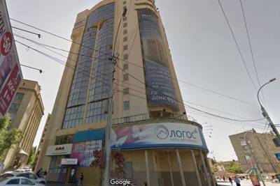 Мужчина и женщина погибли при падении из окна элитной многоэтажки напротив цирка в Новосибирске
