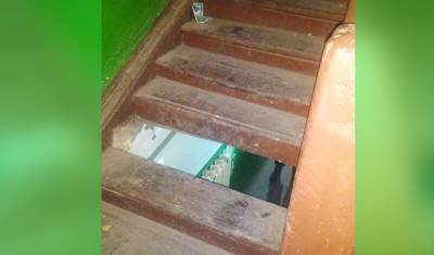 Жители 77-летнего дома в Уфе получили травмы из-за исчезающей лестницы в подъезде